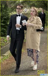 组图：斯嘉丽携未婚夫赴王室婚礼 穿风衣遮孕肚