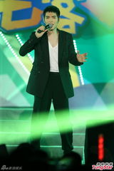 组图：人来疯！萧敬腾变多动症 拉歌迷不放手