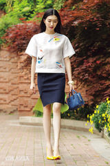 组图：江疏影街拍示范女神混搭 古典优雅百变