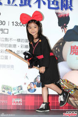 组图：乔乔cospaly化身小魔女 萌样超卡哇伊