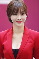 组图：柳岩低胸装扮御姐 与假想男友认真恋爱