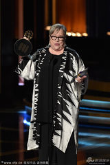 组图：凯西-贝茨获迷你剧电视电影最佳女配