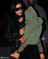 组图：金-卡戴珊深V秀半球 抱爱女甜蜜亲亲