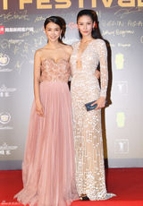 组图：张蓝心新片致敬成龙 镂空长裙秀美胸