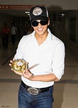 组图：陈晓东得女笑颜开 新晋爸爸发糖分享喜讯