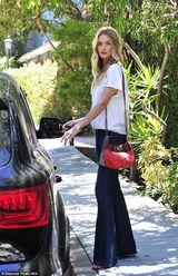 组图：腿长惊人！斯坦森超模女友喇叭裤秀美腿