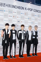 独家：韩女团同场争人气 抛胸露腿抢风头