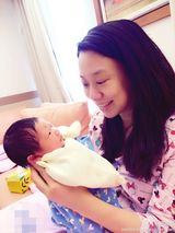 组图：吴辰君产女晒温馨合影 女儿英文名Mia
