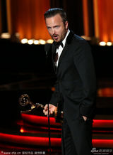 组图：保尔获剧情类最佳男配角 刘玉玲黄裙颁奖