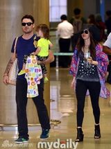 拖家带口！梅根福克斯赴韩老公儿子相伴