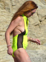 组图：林赛-罗韩保守泳装遮肉 胸与屁股下垂明显