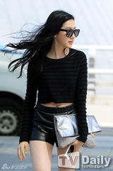 组图：韩星朱多英热辣短裤现身 秀雪白美腿