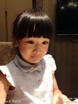 组图：田亮女儿森碟埋头狂吃惊呆叶一茜 女汉子本色再现