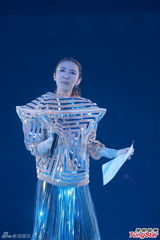 组图：薛凯琪个唱性感大秀事业线 笑言像梦境