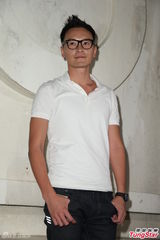 组图：郑元畅初执导演筒 自嘲属神经质型