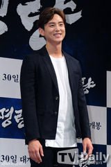 组图：《鸣梁》发布会 戏骨崔岷植演朝鲜名将