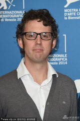 组图：《旁道》发布 导演大胡子抢镜女主献飞吻