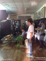 组图：《盗墓》现场李易峰牛仔衣 王胖子现身