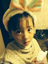 组图：多妹流鼻血孙莉心疼 大眼可爱似妈妈