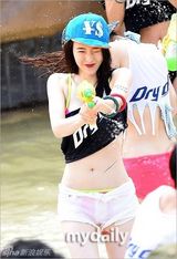 组图：GD水上乐园疯玩 水枪喷比基尼美女