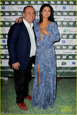 组图：赛琳娜胸门大开秀玉腿 焦糖肤色性感诱人