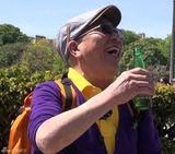 组图：《花爷》玩转巴黎 苦力刘烨惨遭粉丝无视