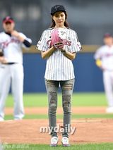 组图：韩星朴志胤助阵棒球比赛帅气开球