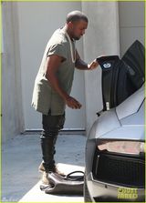 组图：坎耶反穿衣带大金链开名车土豪范儿