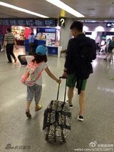 组图：黄磊老婆孙莉晒闺女娇羞照 多多大眼灵动