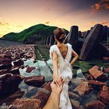 组图：牵着男友环游世界的背影女神要嫁了