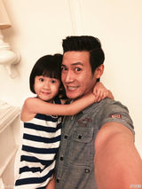 组图：醉了！“补刀父女”陆毅贝儿齐卖萌