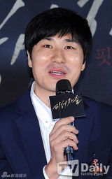 组图：韩星柳泰俊着白衬衫帅气亮相试映会