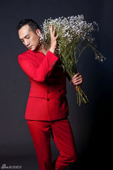 组图：黄觉红色西装抢镜 化身型男奶爸与花争艳