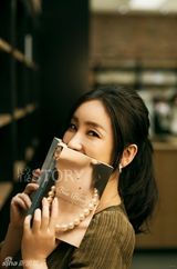 组图：秦海璐气质写真 炎夏书香妩媚动人