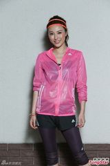 组图：刘心悠薛凯琪合作拍广告 展运动风范