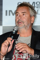 组图：韩星崔岷植携手吕克贝松出席试映会