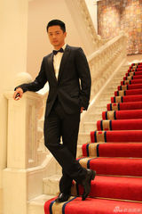 组图：段奕宏柏林街拍神采飞扬 温暖硬汉显绅士