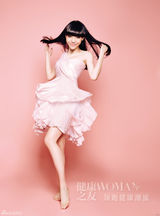 组图：吴莫愁登杂志拍大片 赤脚上阵大露香肩