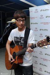 高清图：陈楚生秀音乐天赋 深圳个唱变身钢琴王子