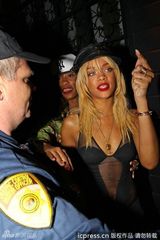 组图：蕾哈娜透视装配烈焰红唇 性感显露手枪纹身