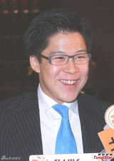 组图：霍启刚升级当爸满面笑容