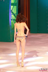 组图：港姐泳装秀热辣美胸 蛮腰翘臀各展风情