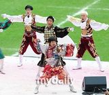 组图：刘在锡朴明秀等担任足球比赛啦啦队