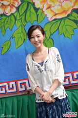 组图：刘心悠秀事业线开工 彭顺探班给执导意见