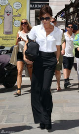 组图：维多利亚带儿子游玩 小潮男星样十足