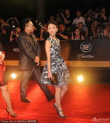 组图：《宫》亮相红毯 周冬雨娇俏短裙携手于正