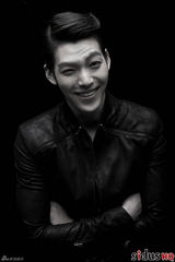 高清组图：《绅士》金宇彬全新写真展洒脱干练魅力