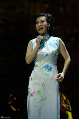 高清：《茉莉花》中西混搭引争议 谭晶带病开唱