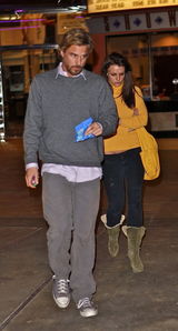 幻灯图集：布兰妮和男友看电影 不满狗仔摆黑脸