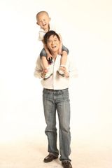 组图：杨志刚父子温馨写真 大头儿子小头爸爸 